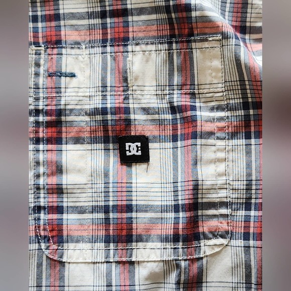 DC Plaid Red‎ White Black Men's XL Long Sleeve Button-up Shirt - Picture 2 of 8